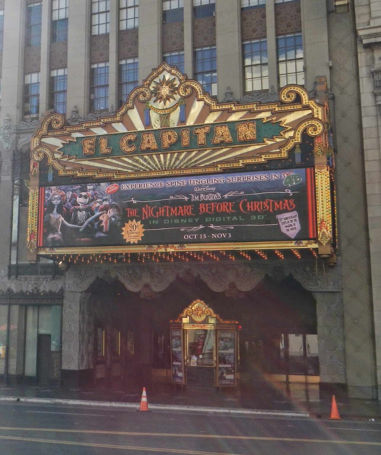 El Capitan, o cinema da Disney em Hollywood, e as estrelas da calçada da fama